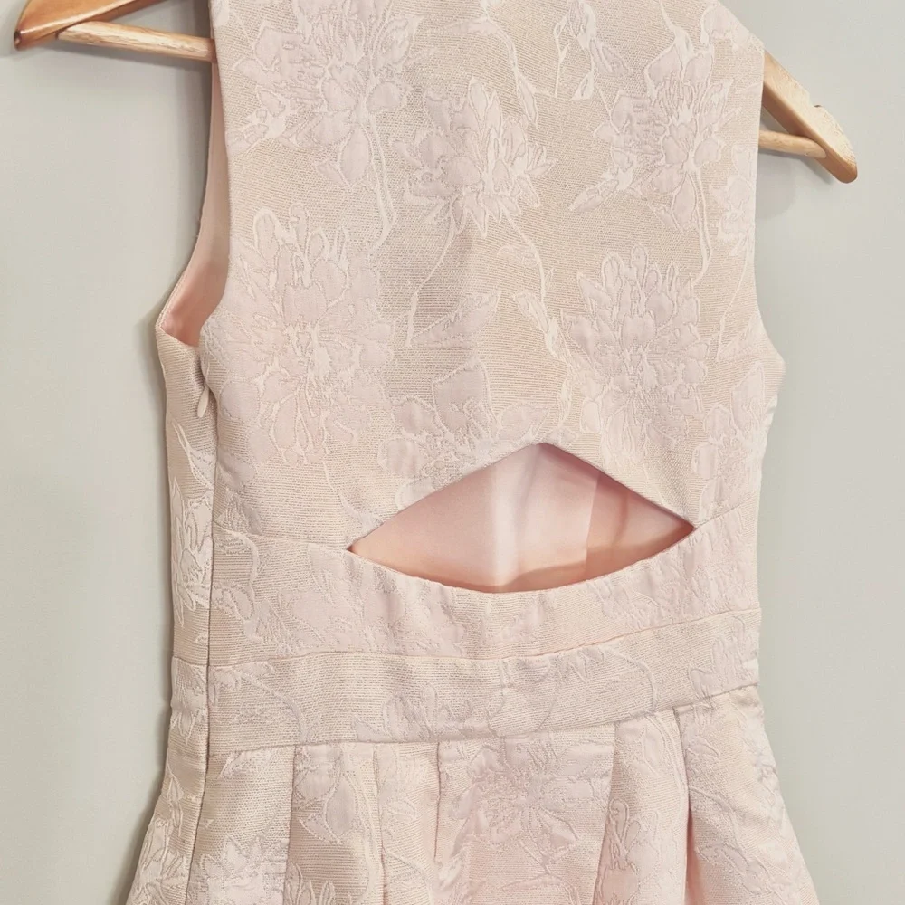 Light Pink Elegant Floral Textured Dress with pockets - Picture 9 of 12